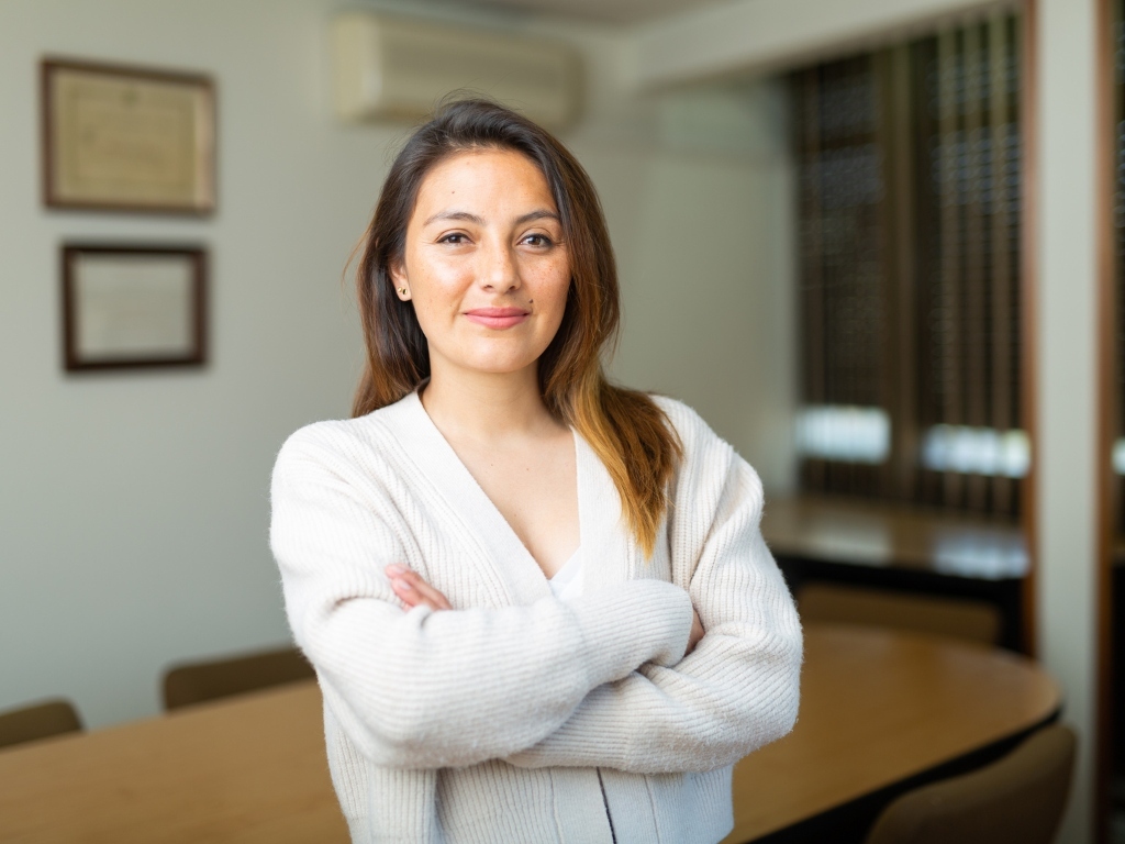 Mujer con actitud, mirando al frente, de brazos cruzados. Pertenece al ecosistema de mujeres empresarias del país