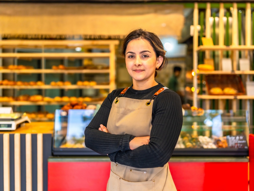 Mujer de semblante seguro, dueña de una pyme. Representa el concepto de una pyme resiliente. 