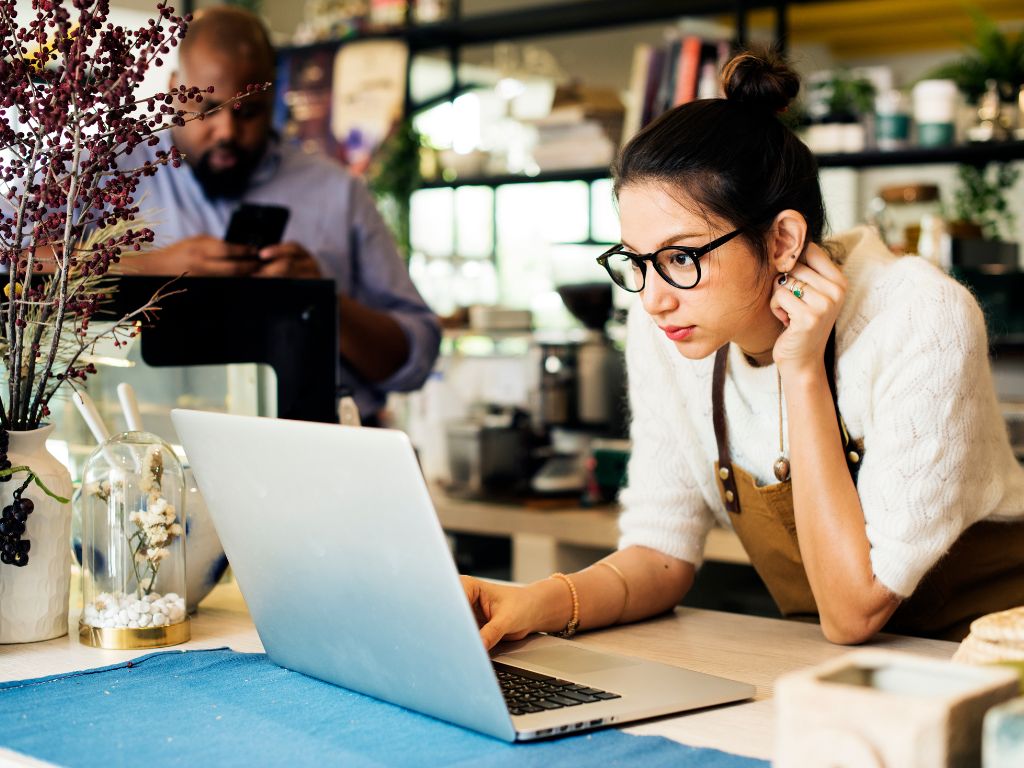 Persona dueña de una pyme. Está buscando en su computador las tendencias en ecommerce para el próximo año. 