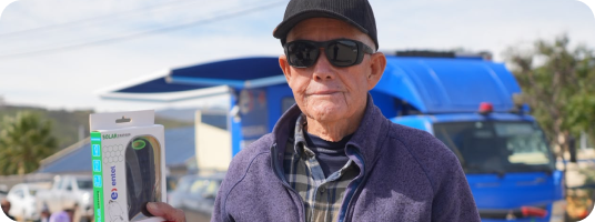 Hombre mayor sosteniendo cargador solar en sus manos