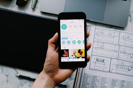 Persona revisando el perfil de Instagram en su celular, reflejo del uso de redes sociales en Chile como herramienta de trabajo y negocio.
