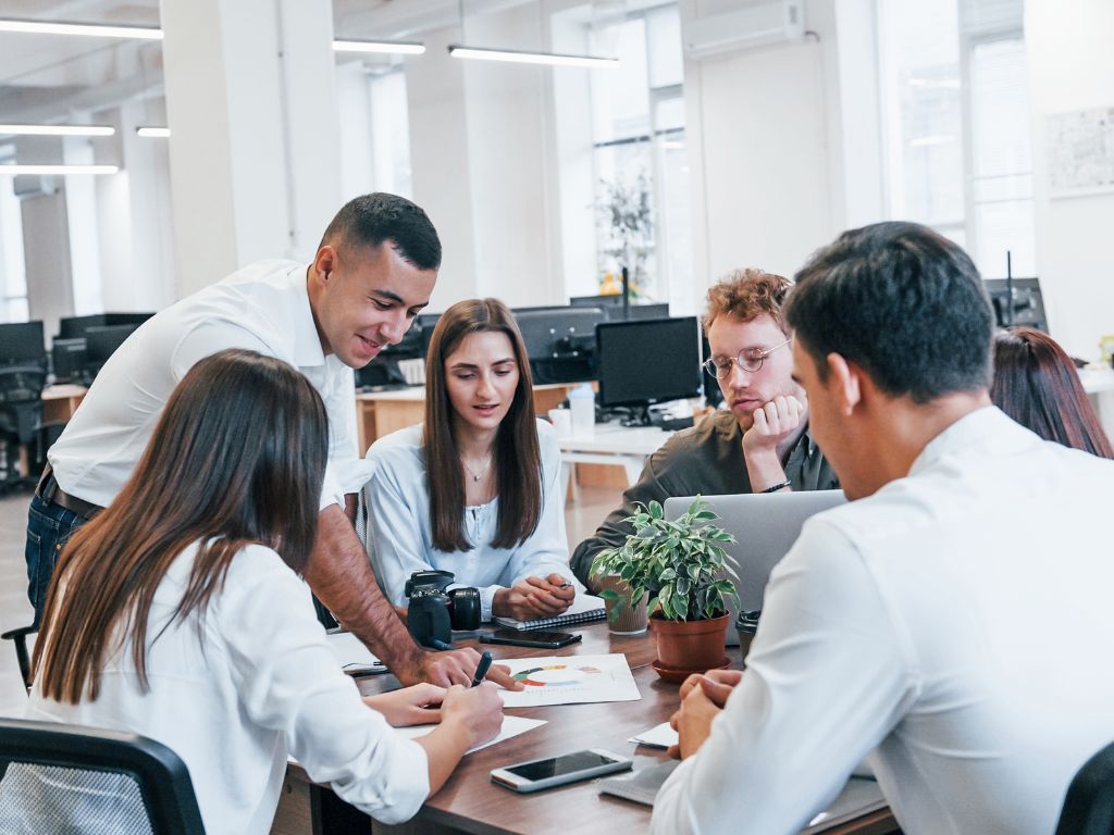Grupo de personas trabajando en la implementación de un sistema ERP. 