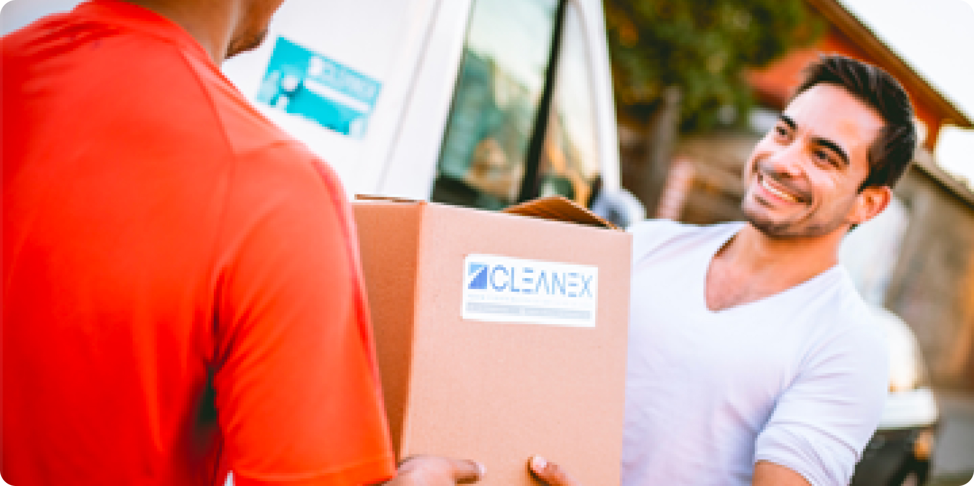 Delivery haciendo una entrega de productos Cleanex