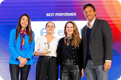 Ejecutivos de Entel recibiendo el premio Best Performer en el Ranking de Sostenibilidad Empresarial Brinca-UAI 2026