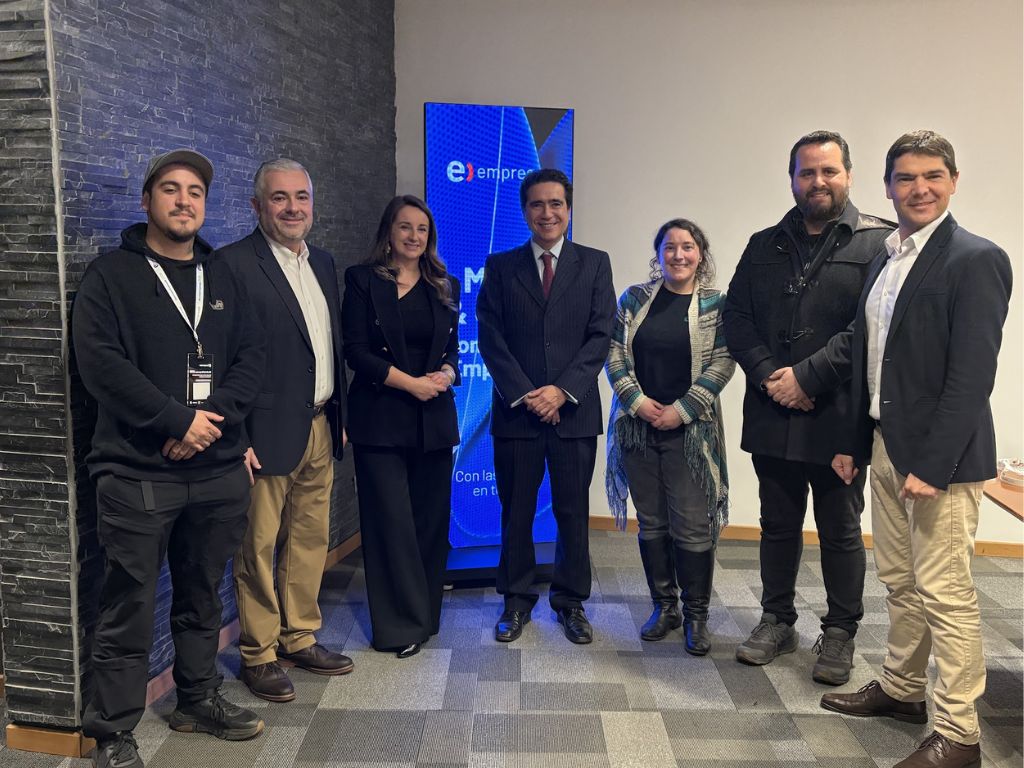 Ganadores del concurso Meet & Greet de Comunidad Empresas en Concepción junto a los expositores Ignacio Briones y Katherina Canales.