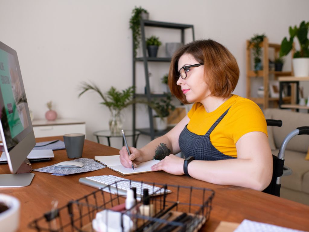 Mujer emprendedora buscando estrategias de growth marketing para su pyme. 
