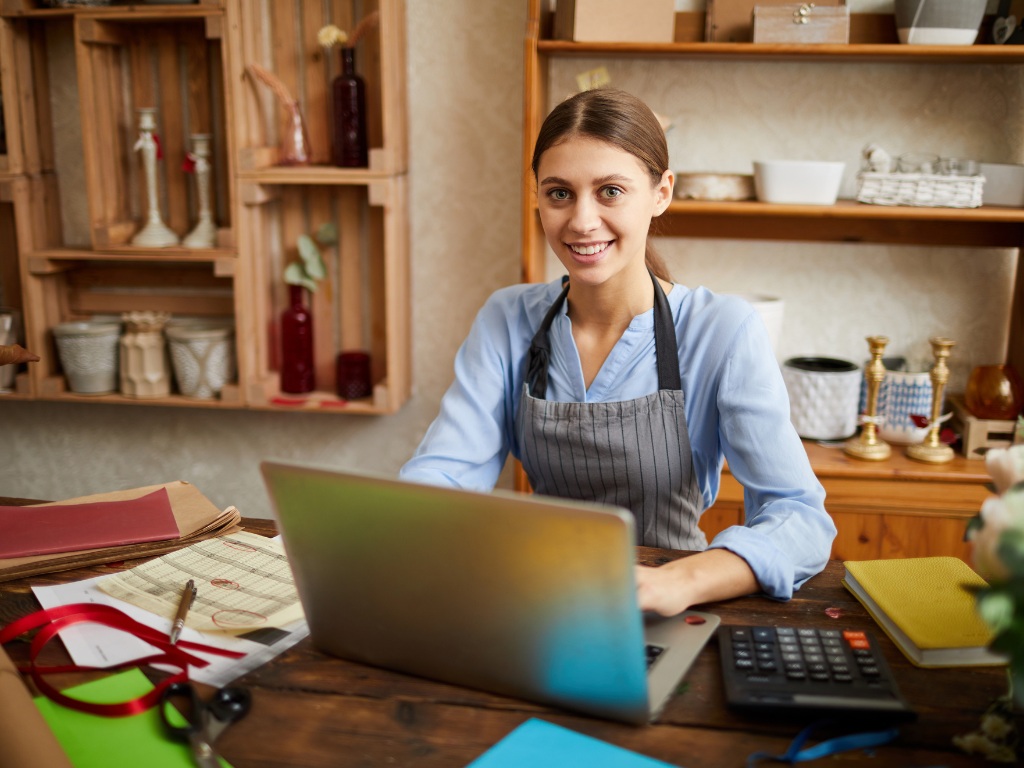 Mujer dueña de una pyme buscando cómo proteger su negocio.
