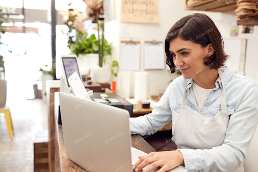 Asistente de ventas trabajando en su computador con WiFi 7. 