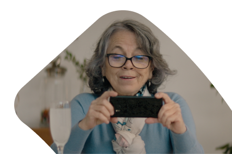 Señora usando celular