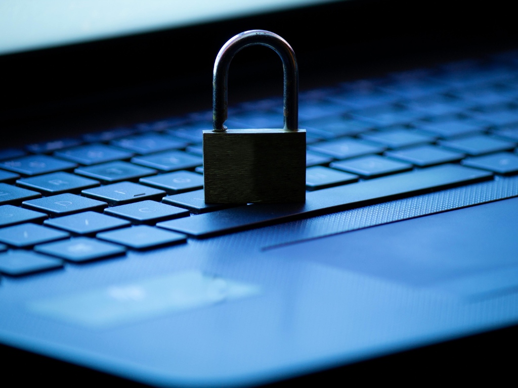 Candado sobre el teclado de un notebook, simbolizando seguridad informática y protección de datos, en el contexto de la Ley marco de Ciberseguridad.