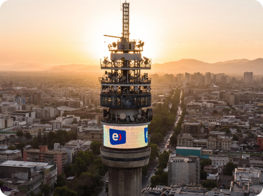 Torre Entel en el atardecer con la ciudad de fondo