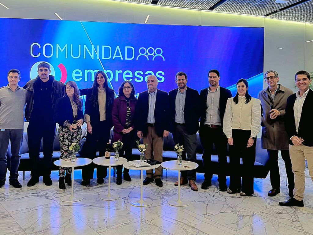 Emprendedores ganadores del concurso Meet & Greet de Comunidad Empresas durante la jornada de asesoría en Santiago.