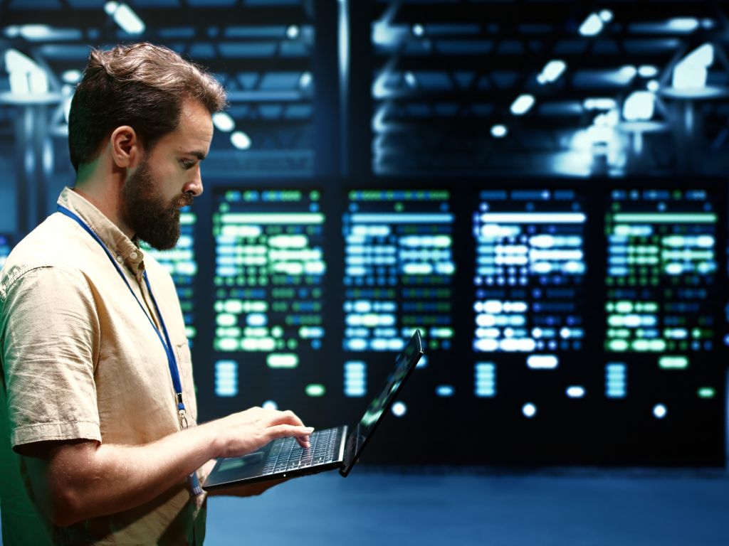 Profesional TI analizando el estado de un servidor para asegurar el correcto funcionamiento de un servicio de hosting