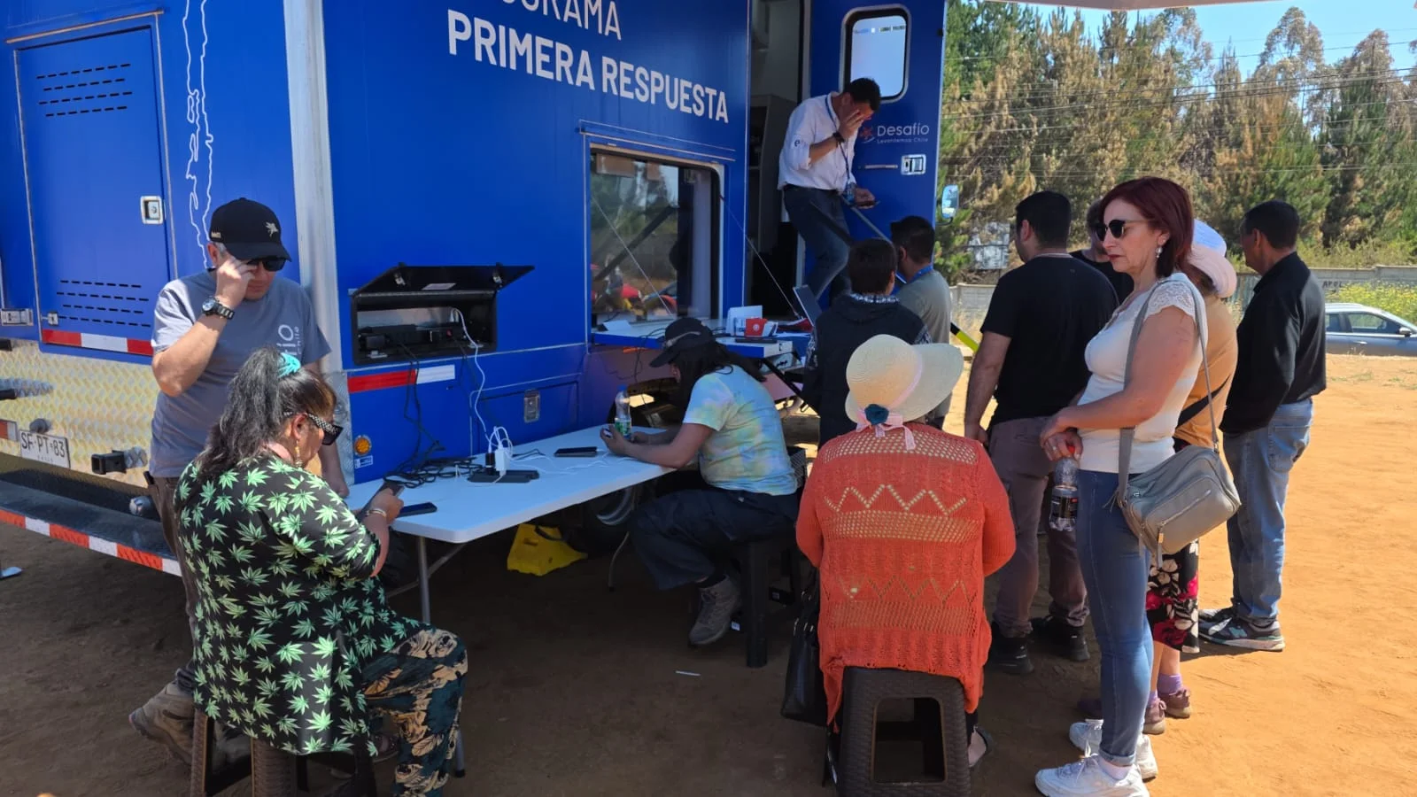 Vecinos Cargando Celulares Coe