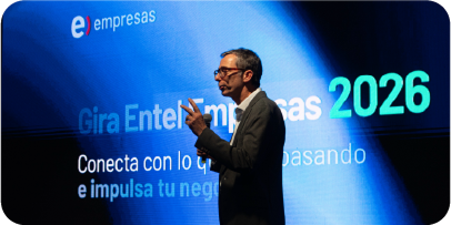 Grupo de cuatro ejecutivos e invitados posando en el espacio de networking de la Gira Entel Empresas 2026 en Temuco.