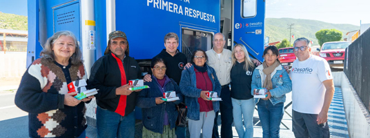 Equipo Entel Con Beneficiarios Plan Primera Respuesta Entel posando frente al camión