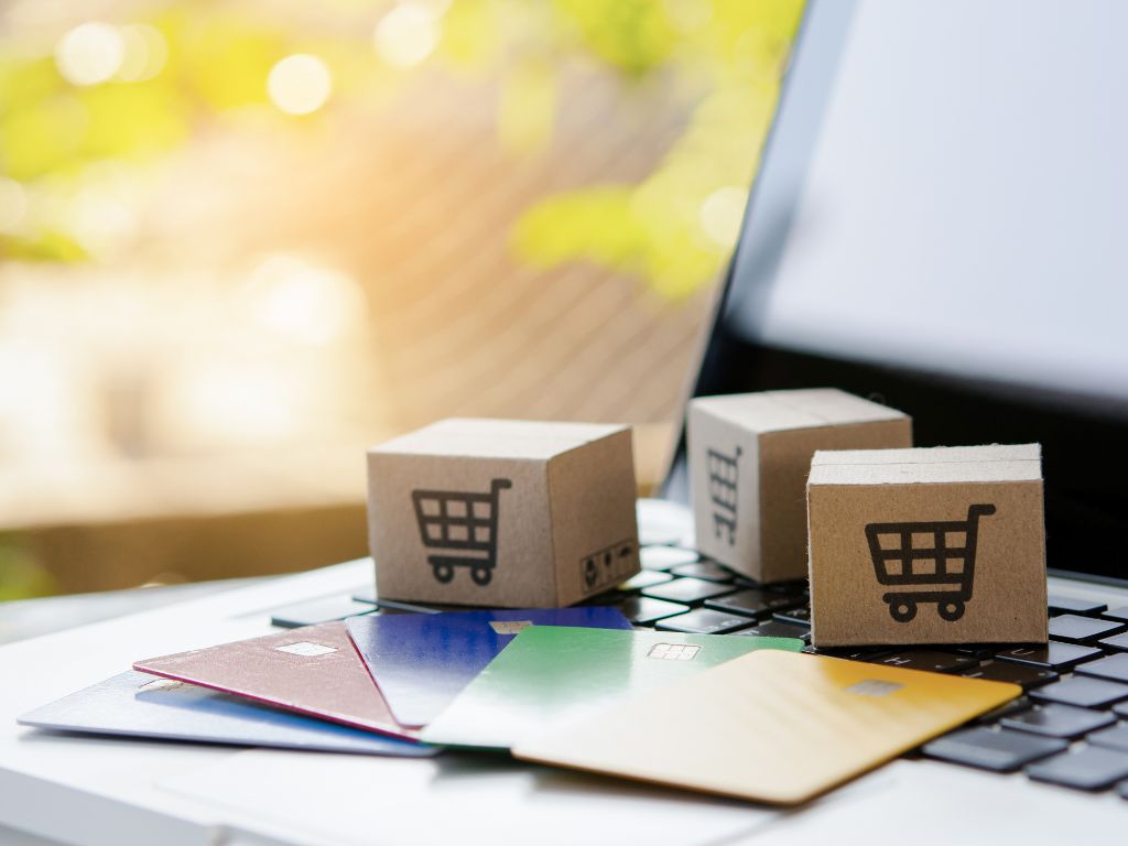 Carritos de compra sobre un computador. Refleja el tema de las mejores plataformas de ecommerce. 