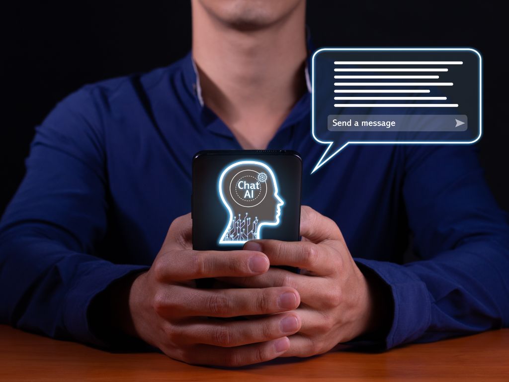 persona buscando qué es un chatbot en su celular. Representa el uso de la IA en la atención al cliente. 