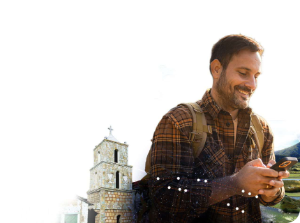 Hombre sonriendo mirando su celular