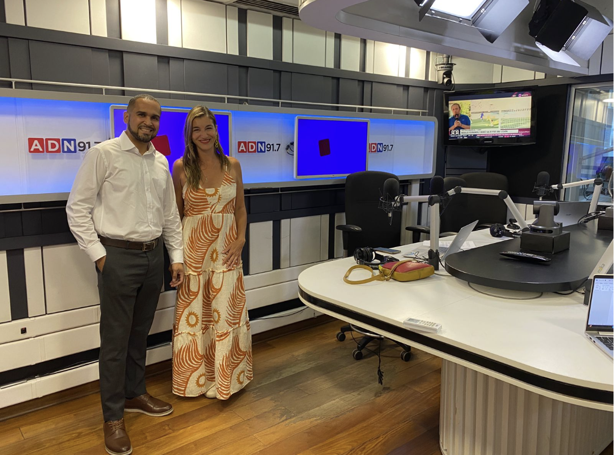 Luis Rojano y Andrea Obaid en el panel de radio ADN