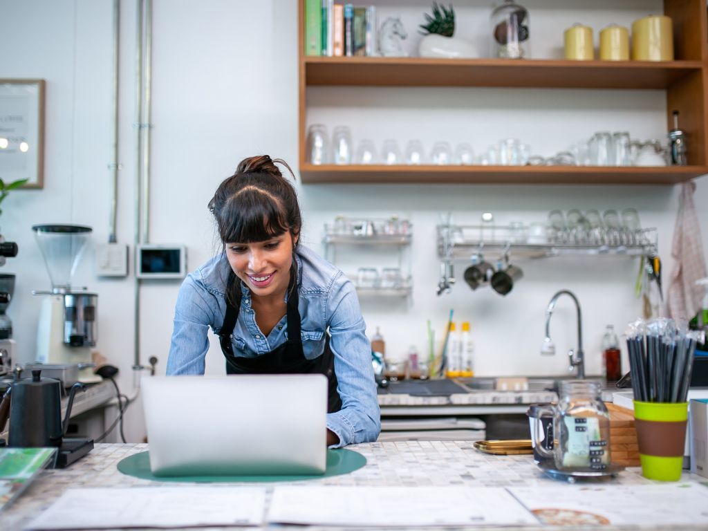 Persona trabajando en internet con fibra óptica de Entel