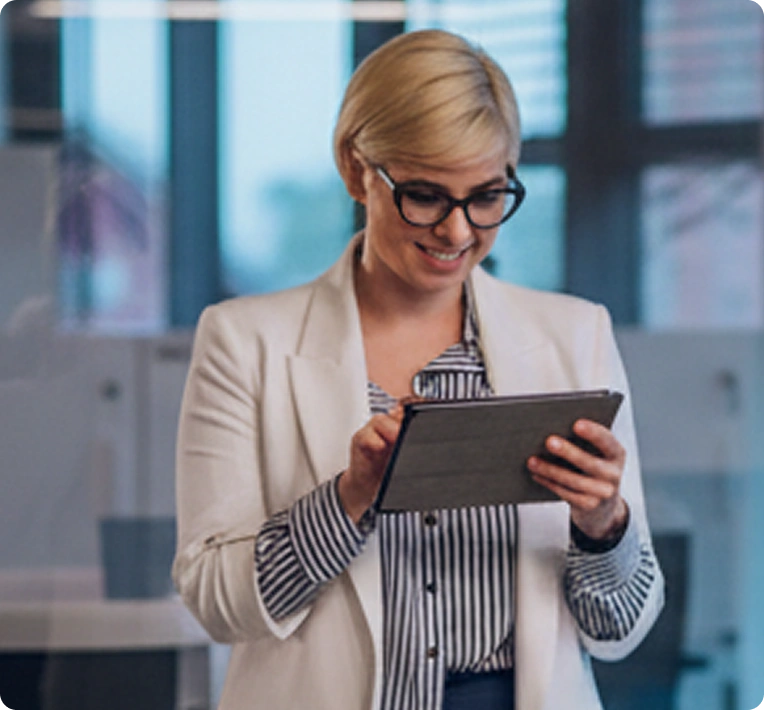 Especialista monitoreando seguridad