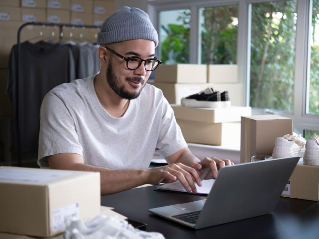 Hombre dueño de una pyme de vestuario, está buscando información sobre el ecommerce para pymes y cómo empezar a vender online. 